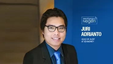 Person in business attire smiling, background text reads 'Membangun Negeri Juri Adrianto Head of Audit at SeaMoney'.